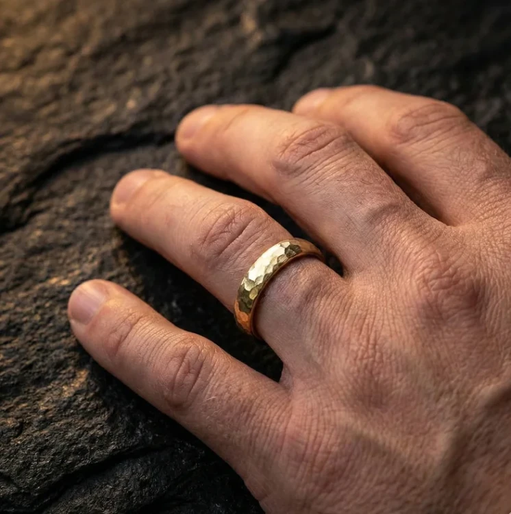 Ślubna obrączka, młotkowana