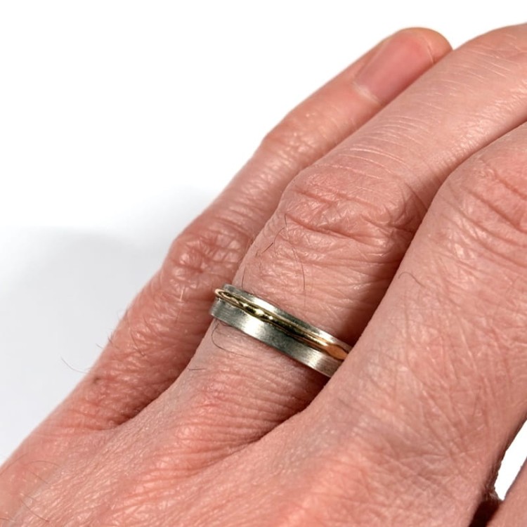 Dwukolorowa obrączka na palcu