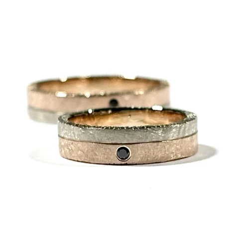 Dwukolorowe obrączki z czarnymi brylantami