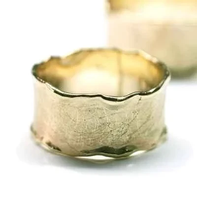 Złote, szerokie obrączki