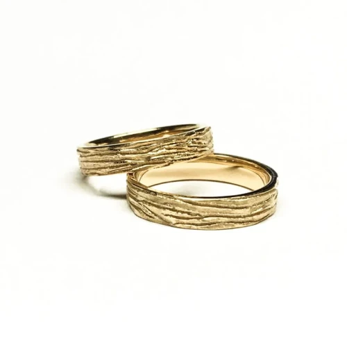 Złote obrączki z fakturą kory drzewa