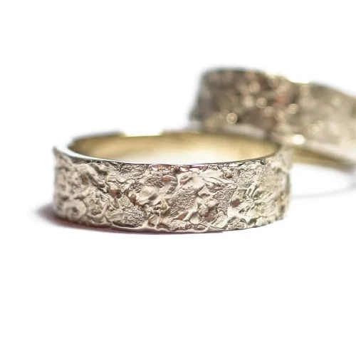 Złote obrączki ślubne z unikalną fakturą