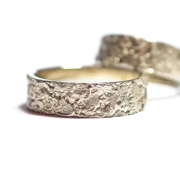 Złote obrączki ślubne z unikalną fakturą