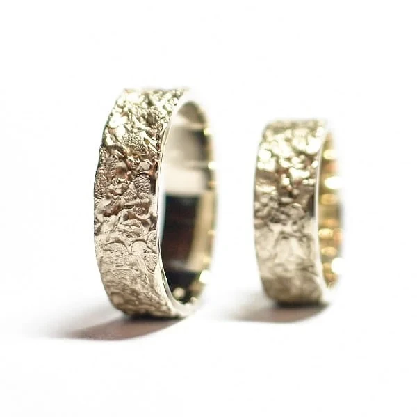 Złote obrączki z nietypową fakturą