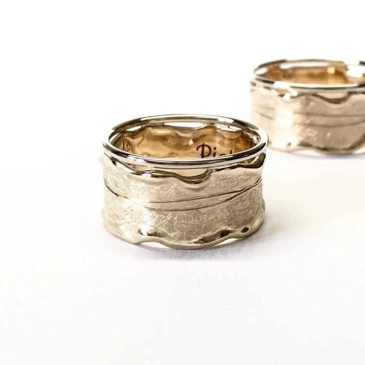 Szerokie obrączki ze złota