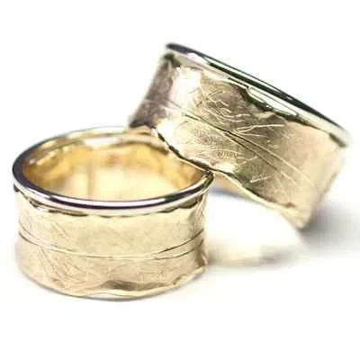 Złote obrączki ślubne