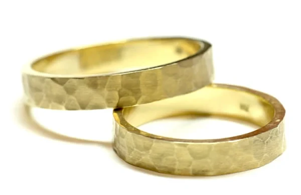 Złote obrączki ślubne
