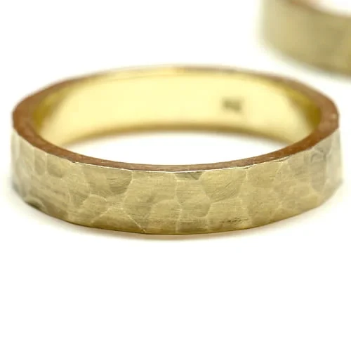 Złote obrączki młotkowane