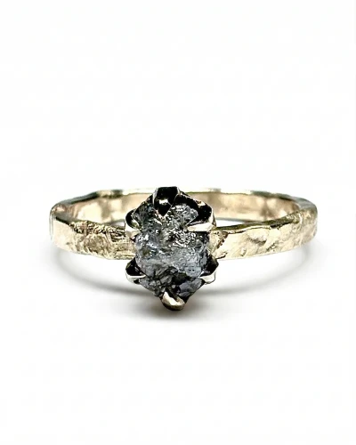 Złoty pierścionek z surowym diamentem