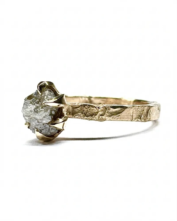 Pierścionek z nieoszlifowanym diamentem