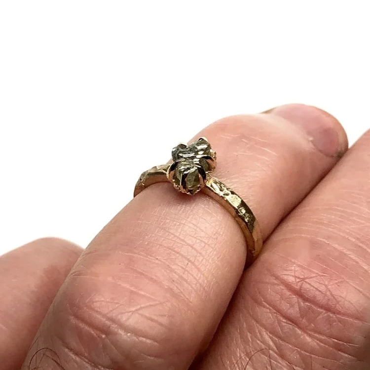 Pierścionek z surowym diamentem na palcu