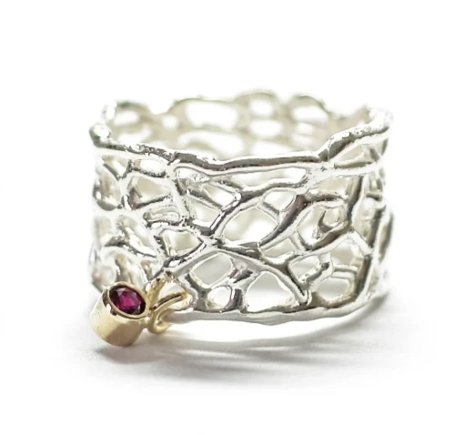 Obrączka ażurowa z rubinem