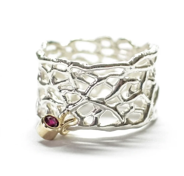 Obrączka ażurowa z rubinem