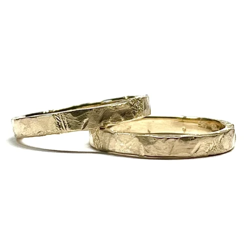 Ślubne obrączki. Deka Jewellery